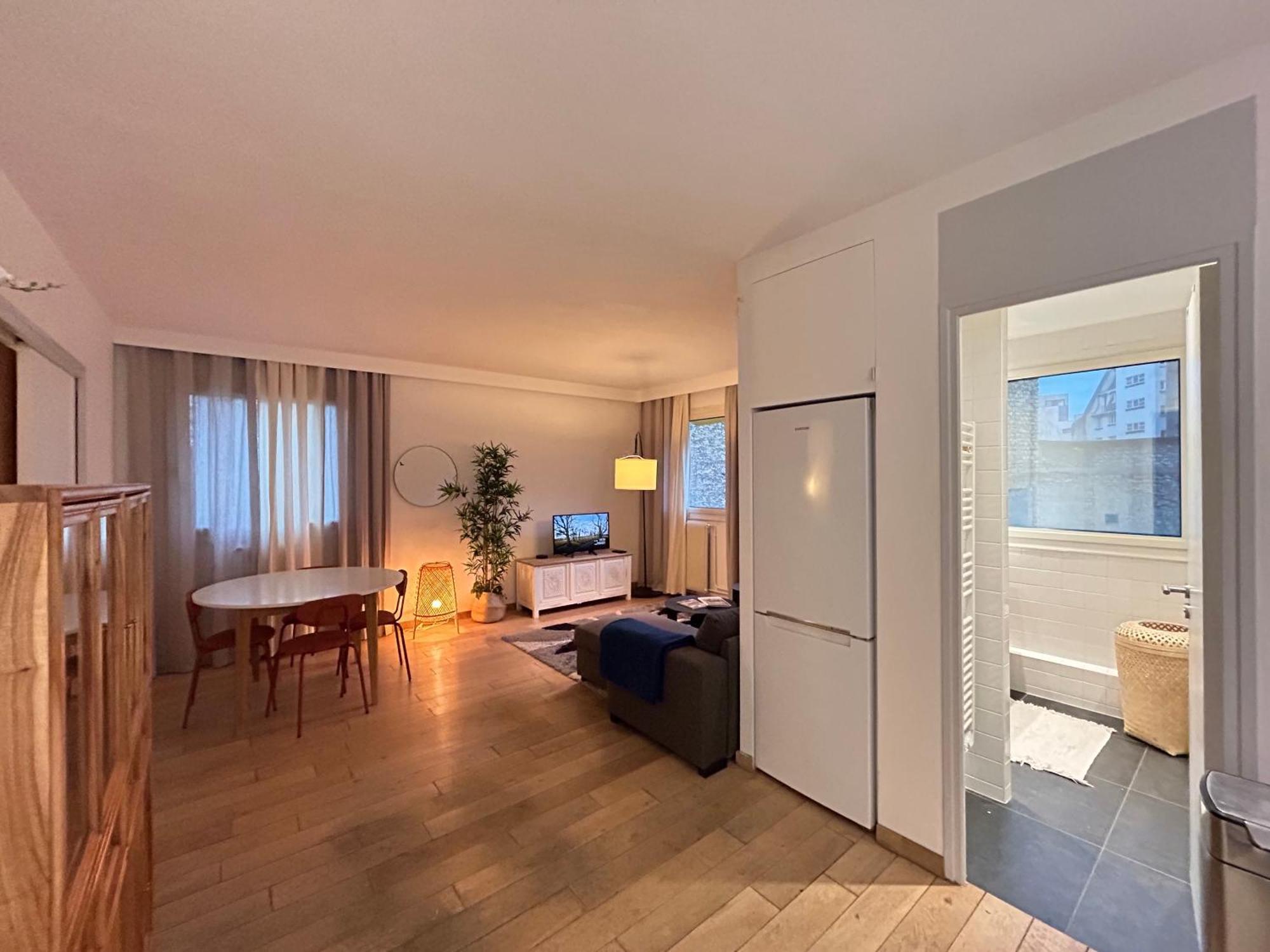 Big Apartment Eiffel Tower View Paris Exterior photo